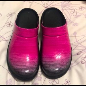 Oofos “Breast Cancer” Mules